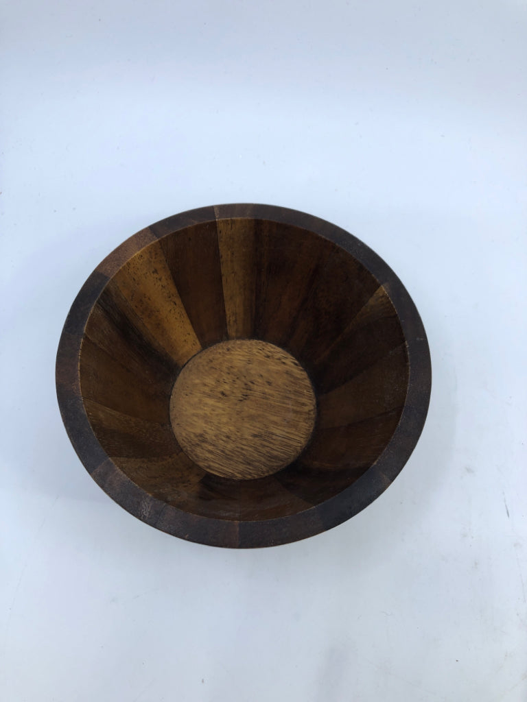 SMALL CARVED DK WOOD BOWL.