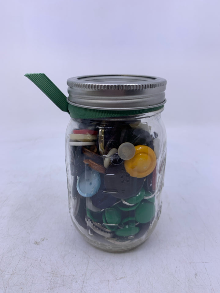MASON JAR W/ ASSORTED BUTTONS.