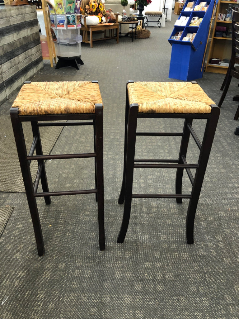 2 WICKER SEAT BROWN WOOD SQUARE BAR STOOLS.