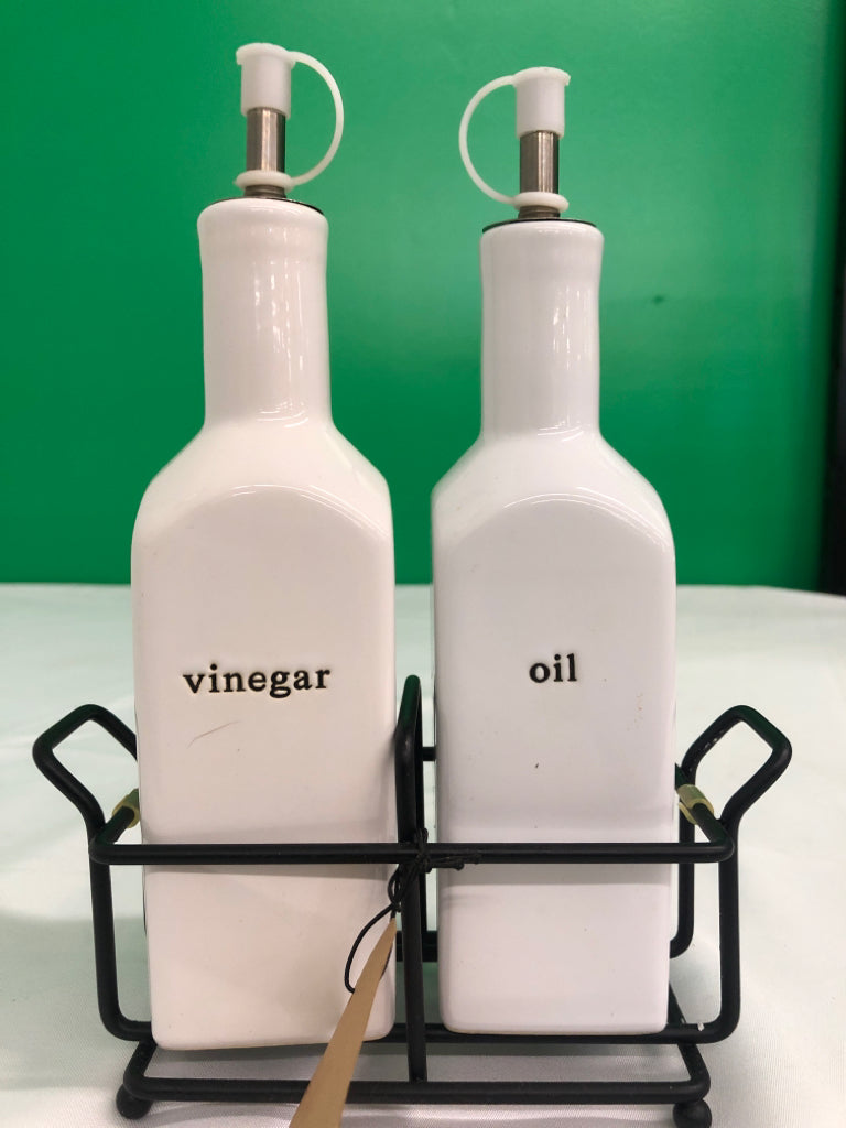 WHITE OIL AND VINEGAR SET.