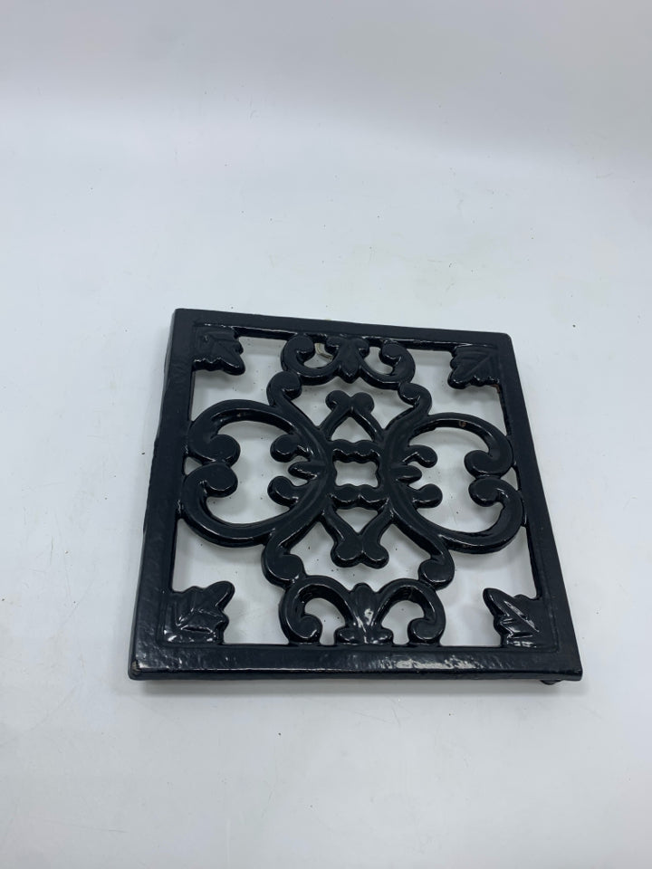 BLACK METAL SCROLL TRIVET.