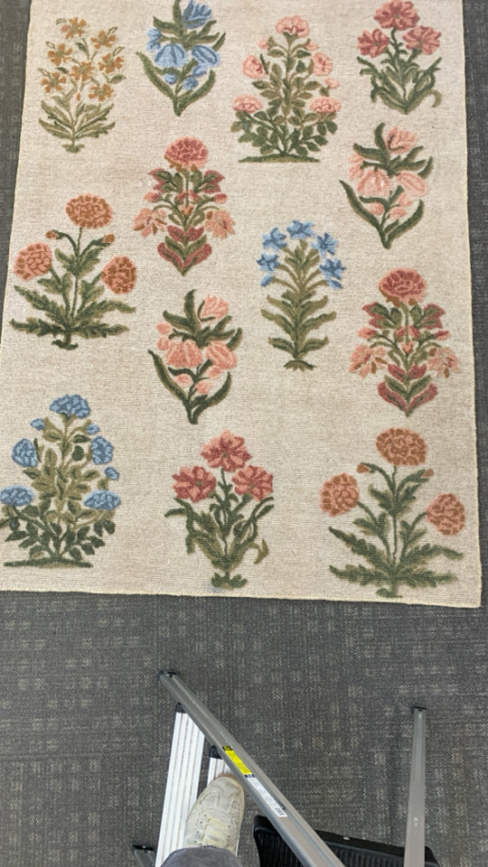 BLOCK FLORAL THRESHOLD RUG.