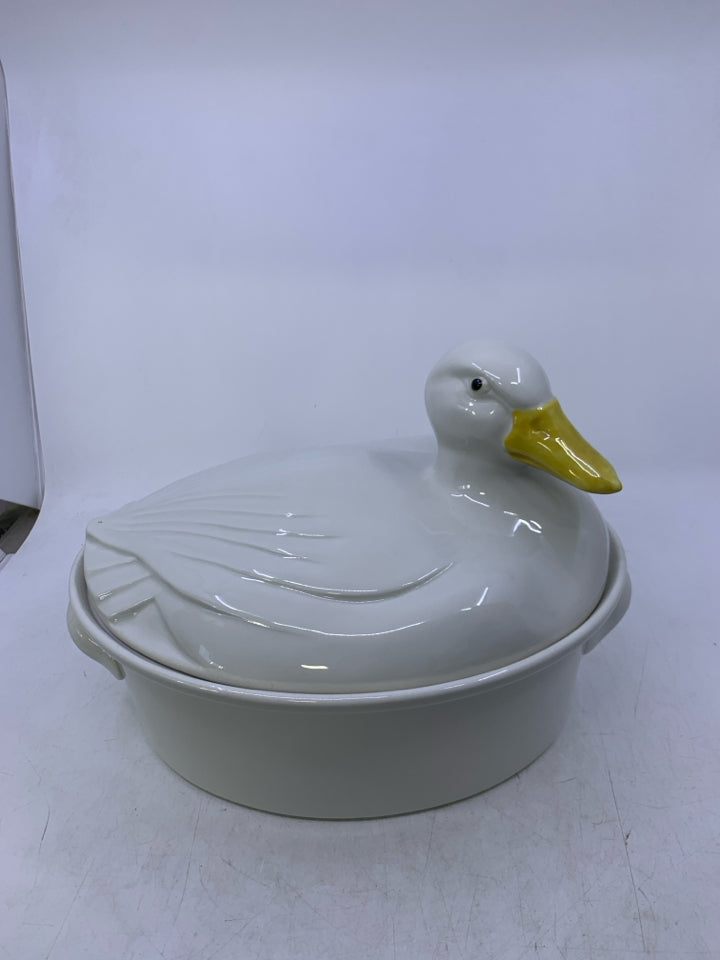 VTG LARGE HALL CARBONE OVAL DUCK COVERED CASSEROLE DISH.