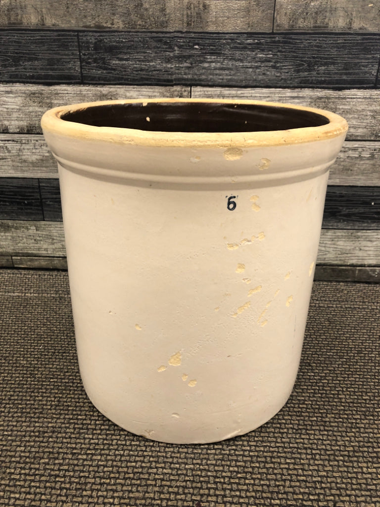 VTG CREAM COLORED 6 GALLON STONEWARE CROCK.