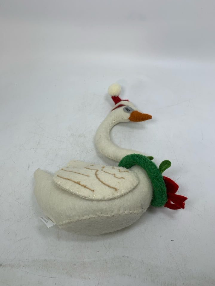 FELT SWAN W/ WREATH & SANTA HAT.