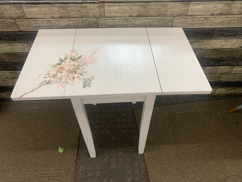 WHITE PAINTED FOLDABLE WING TABLE.
