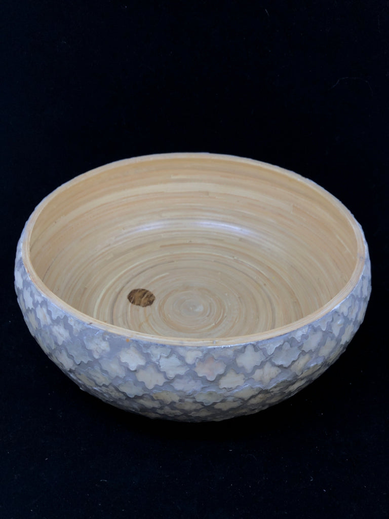 ROUND BAMBOO BOWL W/PEARL SIDES.