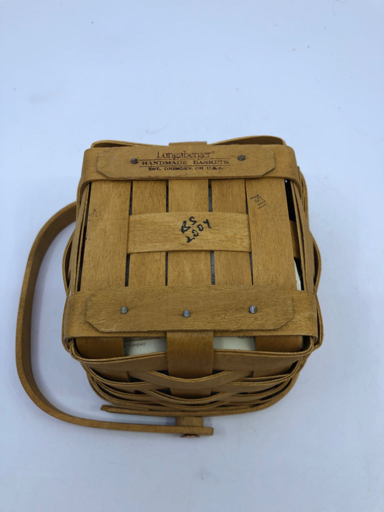 2004 SMALL ROUNDED SQUARE BASKET WITH HANDLE.