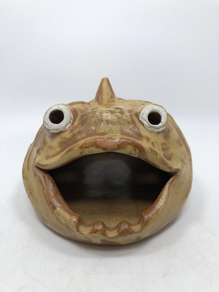 POTTERY FISH SPONGE HOLDER.