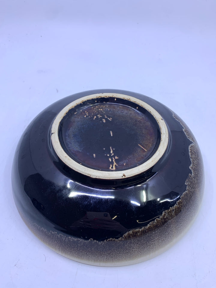 MEDIUM BROWN AND CREAM POTTERY SERVING BOWL.
