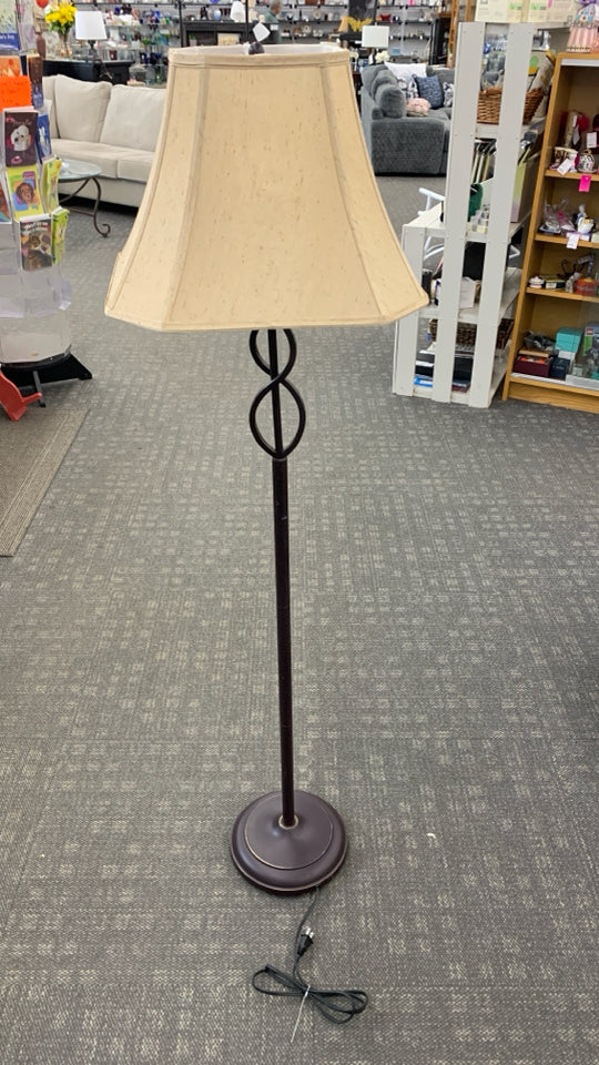 BROWN METAL FLOOR LAMP W/TAN SHADE.