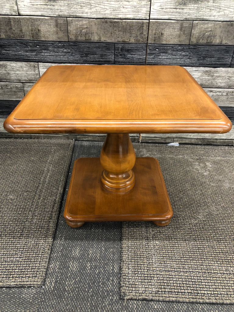 VTG HEIRLOOM NUTMEG MAPLE SIDE TABLE.
