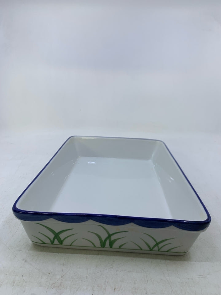 SHALLOW RECTANGLE WHITE BAKING DISH W/ ROOSTERS+ GRASS.