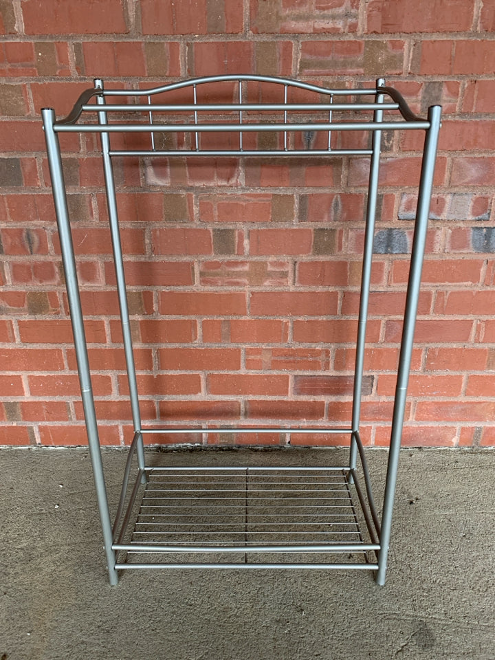 GREY METAL TOWEL RACK W/BOTTOM SHELF.