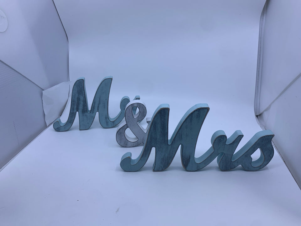 WOODEN MR & MRS SIGN IN BLUE.