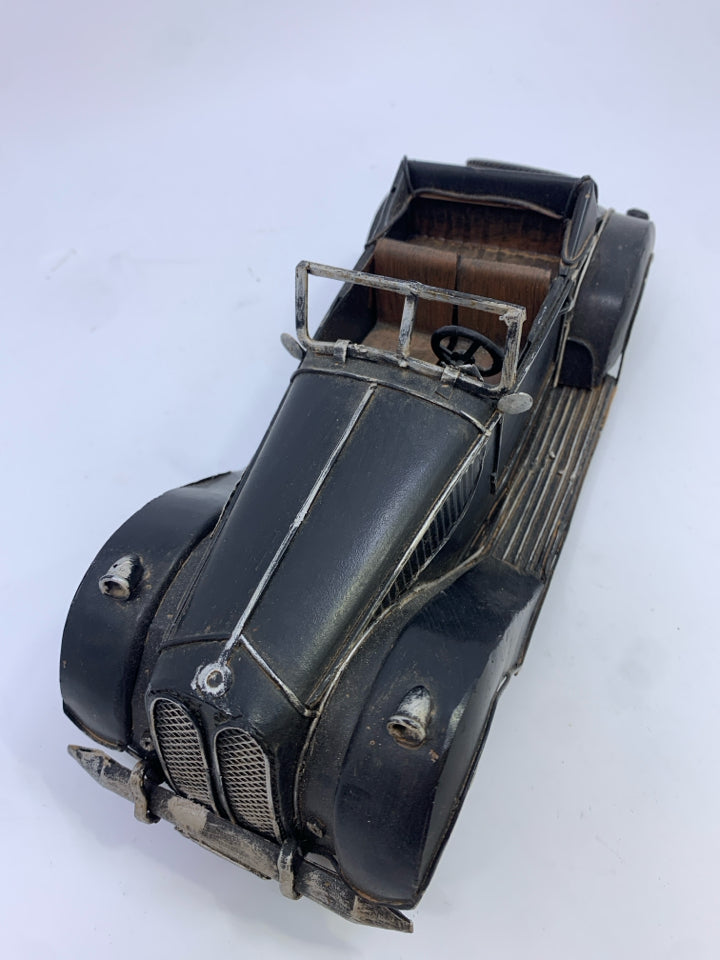 METAL DECORATIVE OLD CAR.