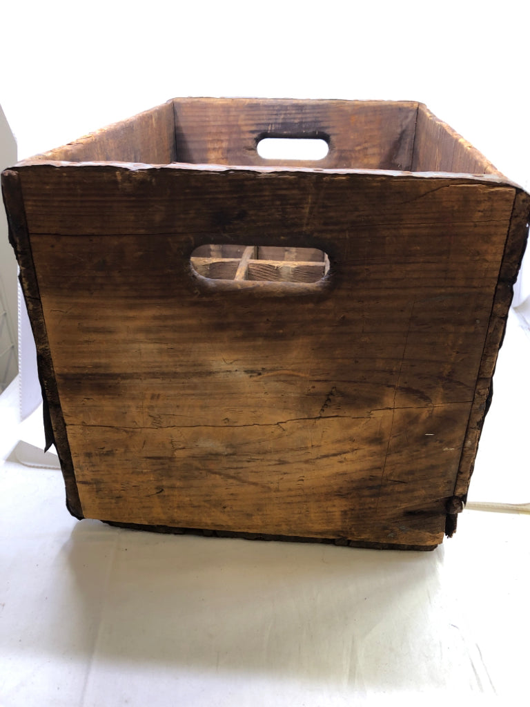 VTG WOOD ELK CLUB BOTTLE CRATE.