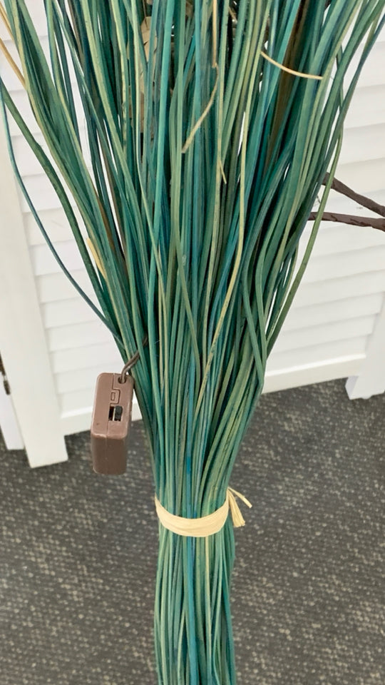 FAUX BLUE GRASS AND PEAPODS VASE FILLER.