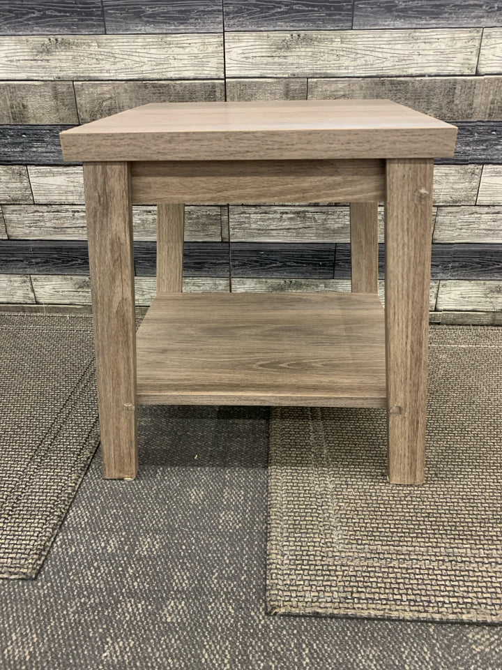 LIGHT BROWN WOOD GRAIN END TABLE.