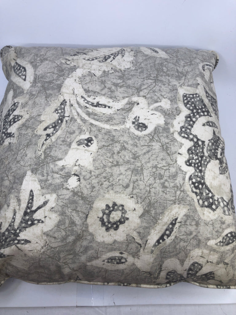 GREY PATTERN SQUARE PILLOW.