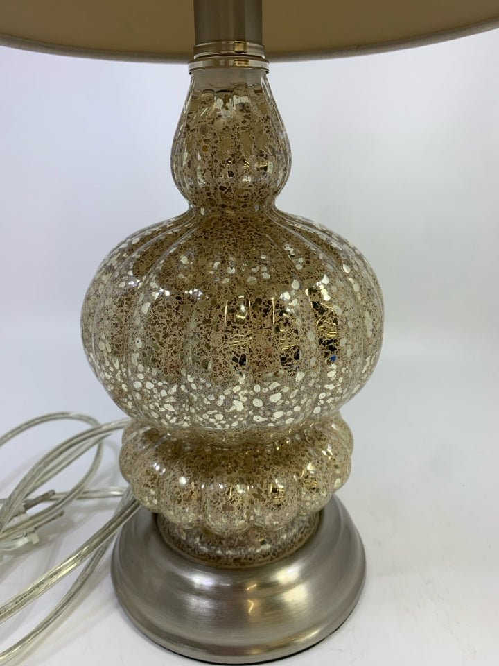 ROUND CRACKLE GLASS BASE LAMP W/TAN SHADE.