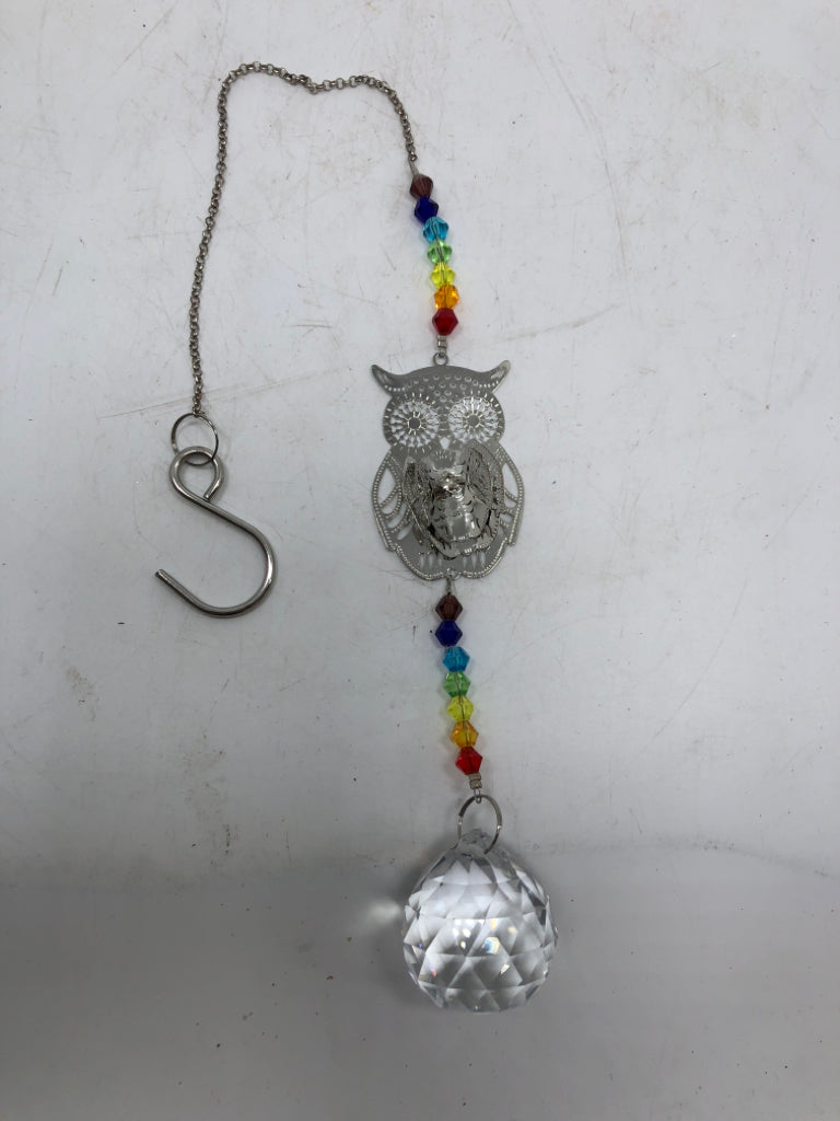 RAINBOW BEADED SUN CATCHER W/METAL OWL WALL HANGING.