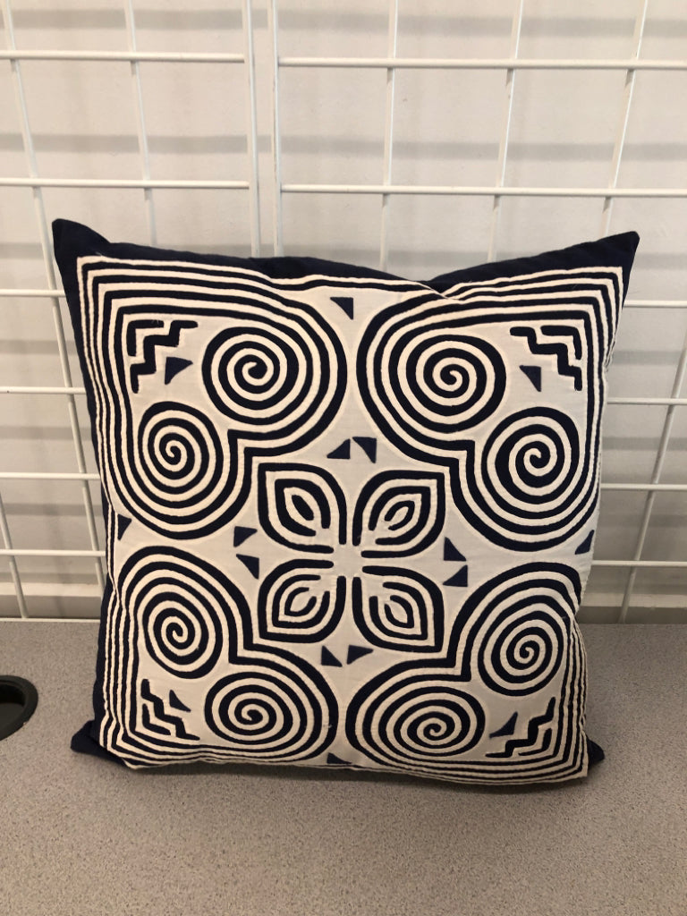 WHITE SWIRL ACCENT PILLOW.
