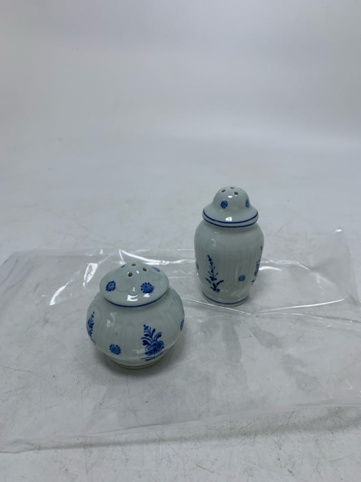 BLUE FLORAL SALT/PEPPER SHAKERS IN BAG.