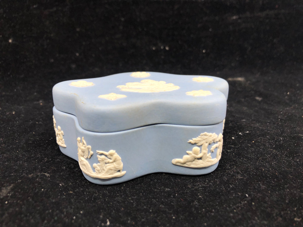 VTG JASPERWARE SMALL STAR BOX W/WHITE CHERUBS.