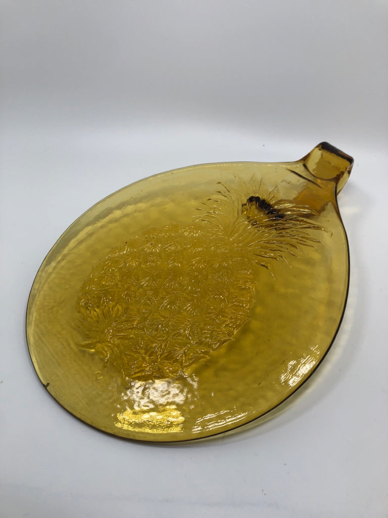 PINEAPPLE EMBOSSED YELLOW GLASS PLATTER W/HANDLE.
