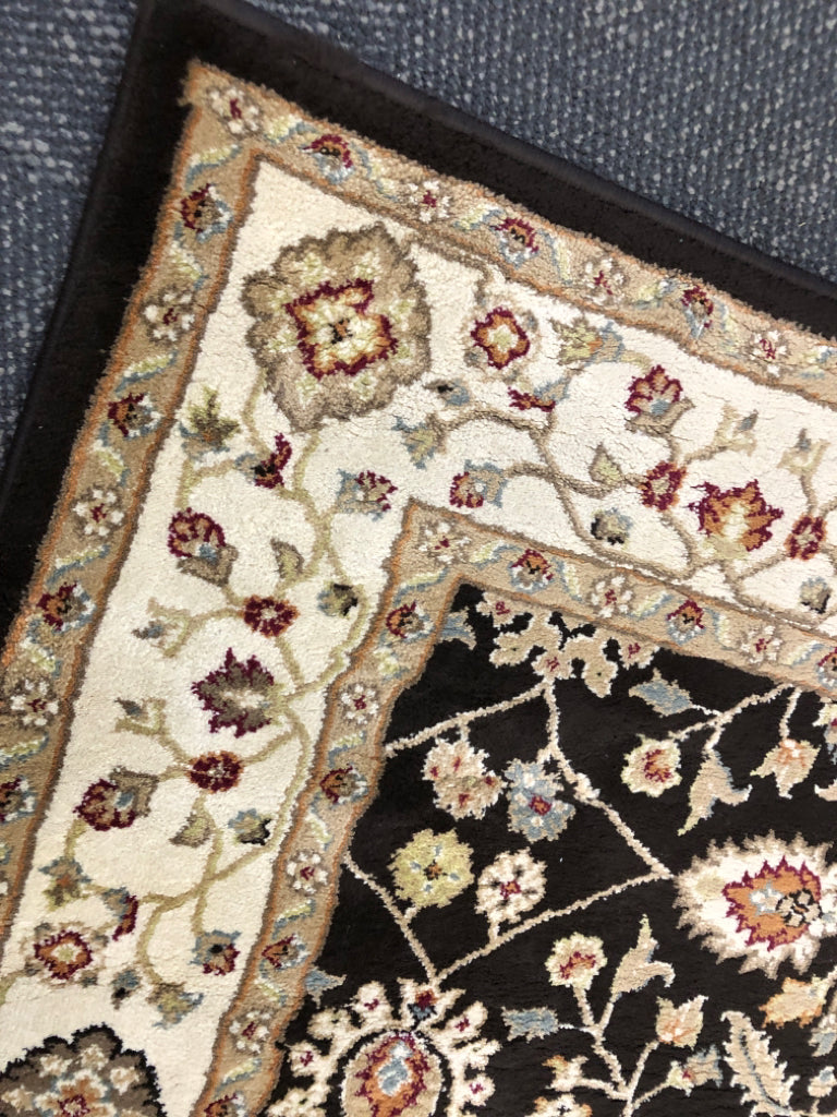 BLACK IVORY RUG .
