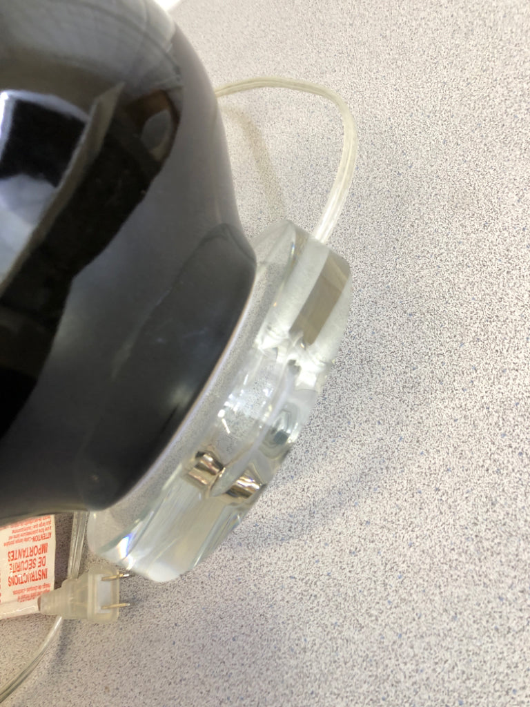 BLUE & CREAM DIPPED LAMP W/WHITE SHADE.