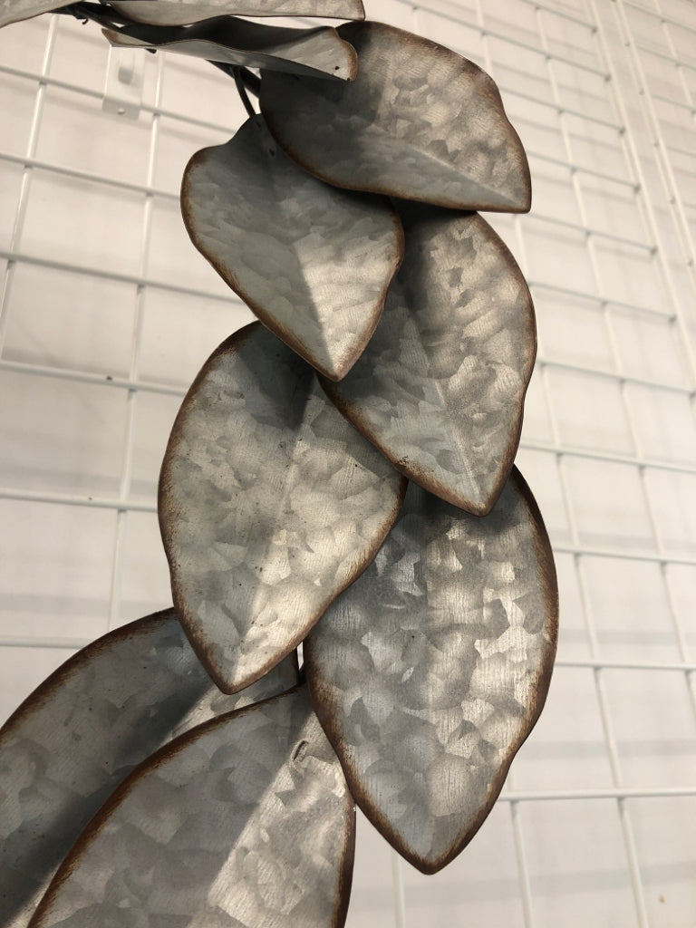 METAL LEAF WREATH.