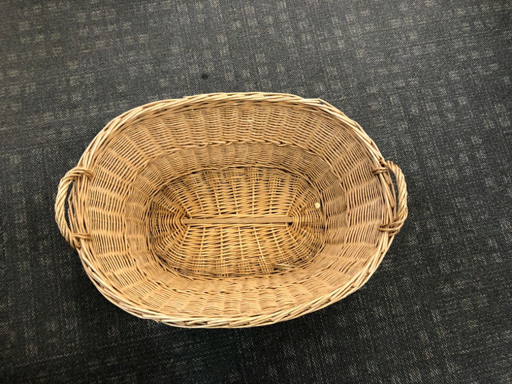 LARGE OVAL WICKER LAUNDRY BASKET W/HANDLES.