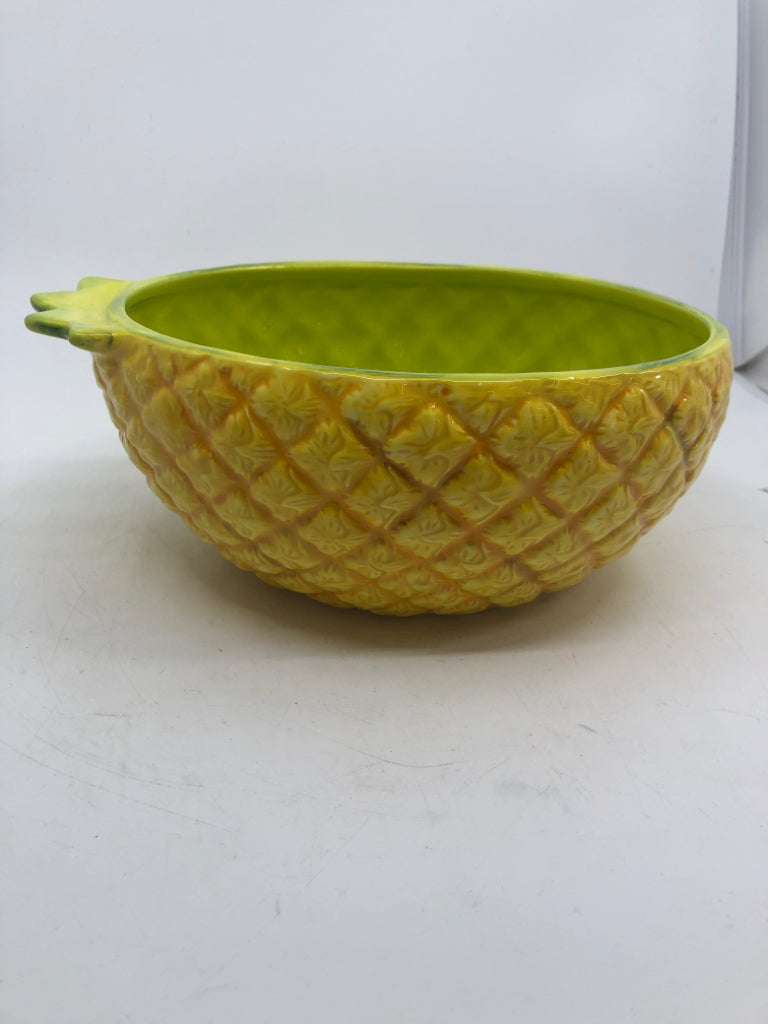 CERAMIC TEXTURED PINEAPPLE SHAPED BOWL.
