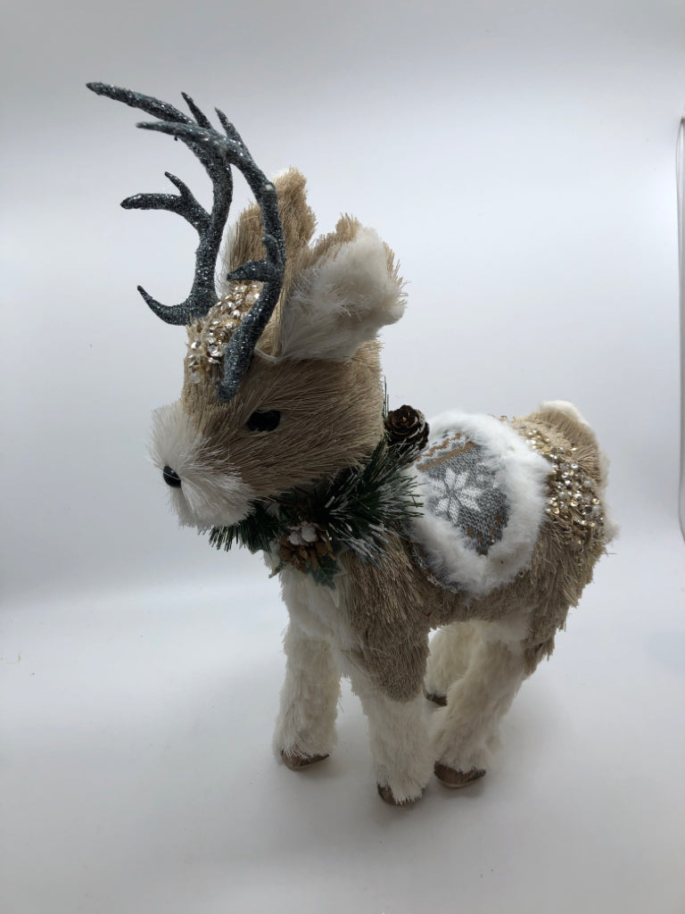 STRAW STANDING REINDEER.