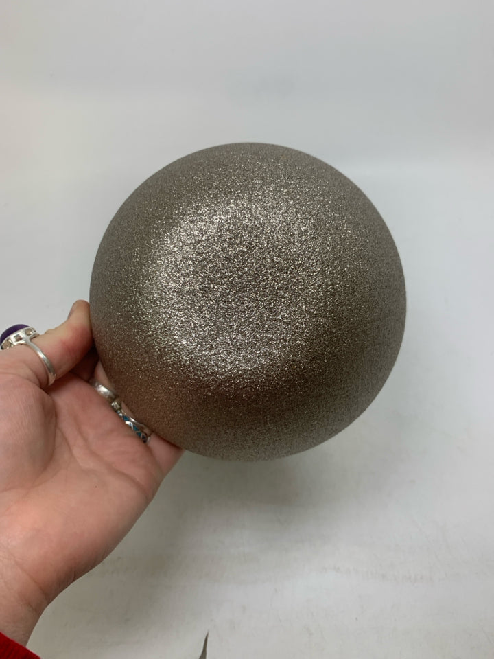 4 TEXTURED EXTERIOR SPARKLE BOWLS.