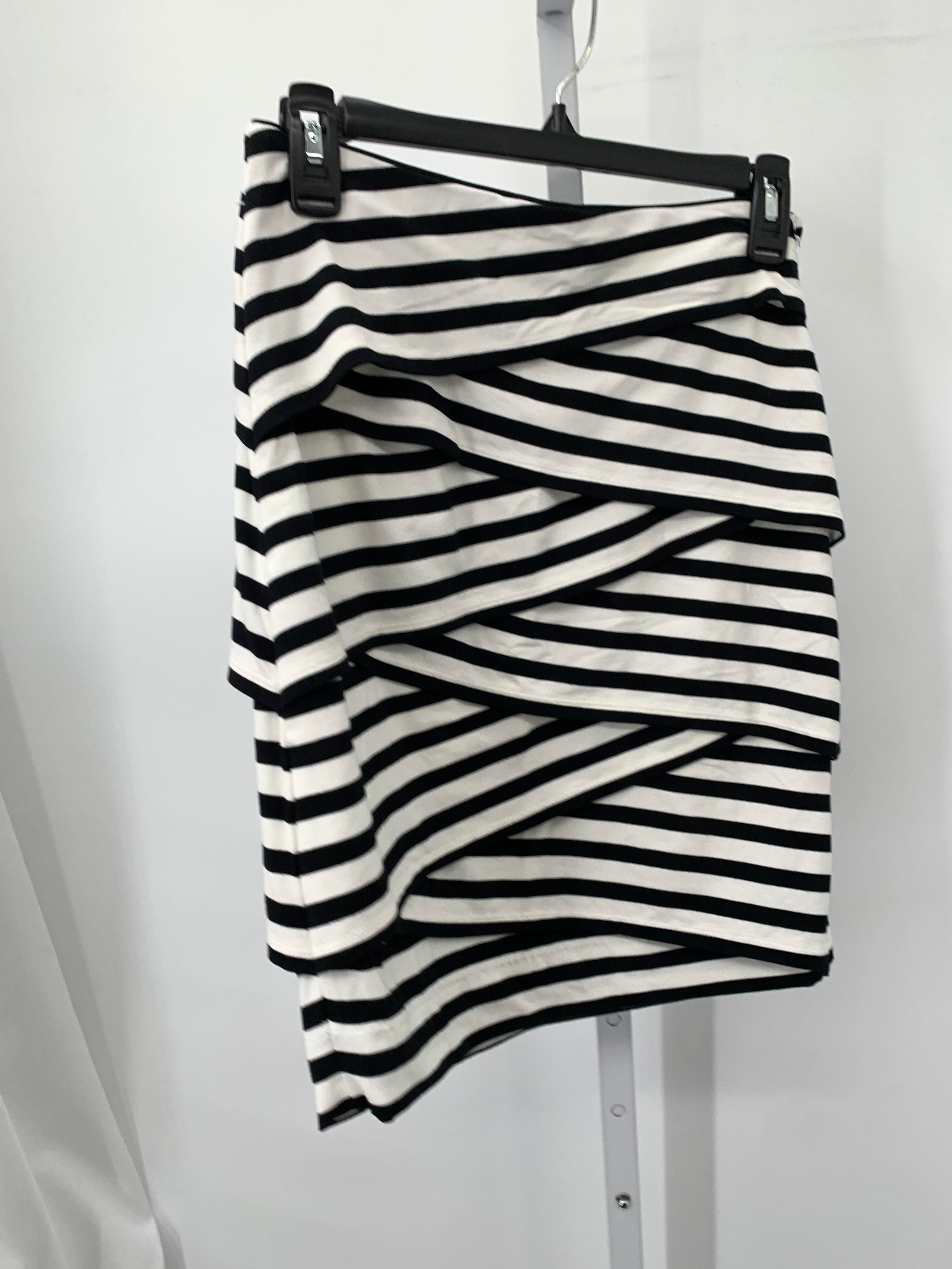 White House Black Size 2 Misses Skirt