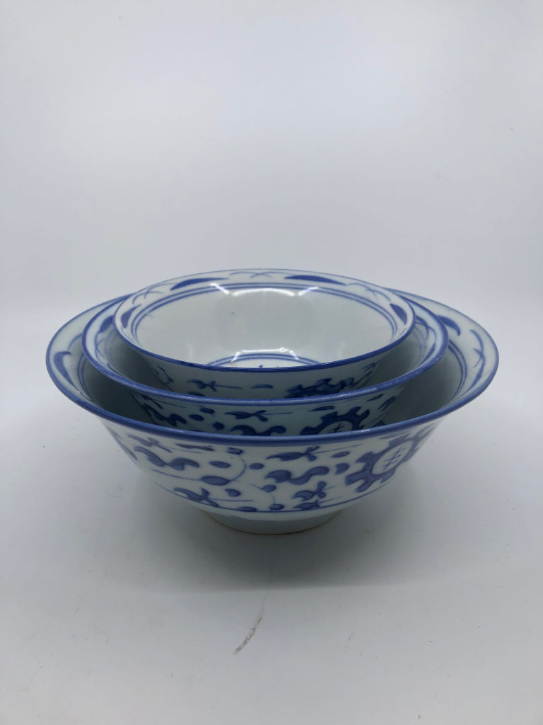 3 BLUE AND WHITE NESTING BOWLS.