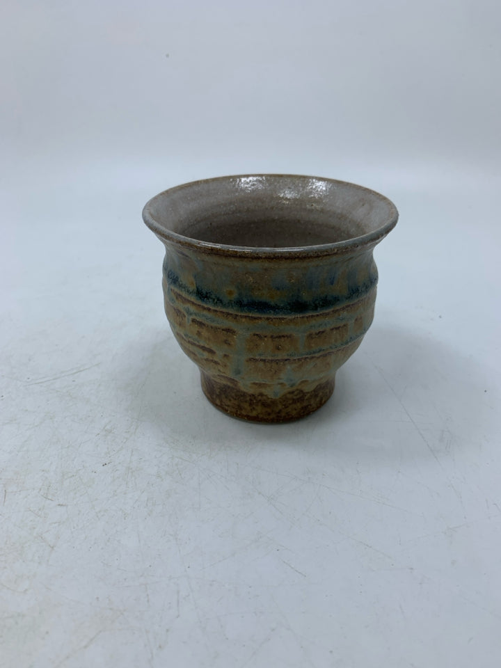 SMALL POTTERY PLANTER BROWN/BLUE LINES.