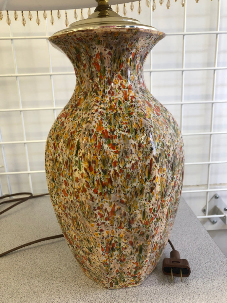 COLORFUL SPECKLED LAMP W/BEIGE SHADE & BEADS.