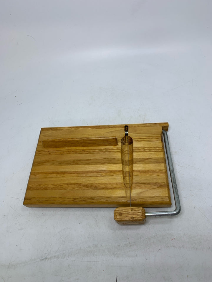 OAK WOOD CHEESE BOARD W/ CUTTER.