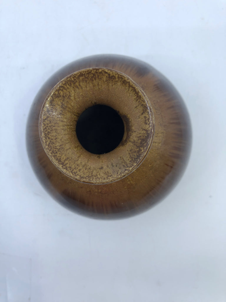 BROWN CERAMIC ROUND BUD VASE.