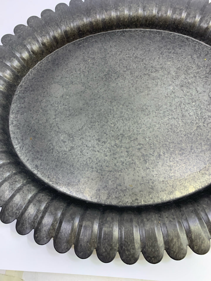 BLACK METAL SUNFLOWER SHAPED TRAY W/HANDLES.