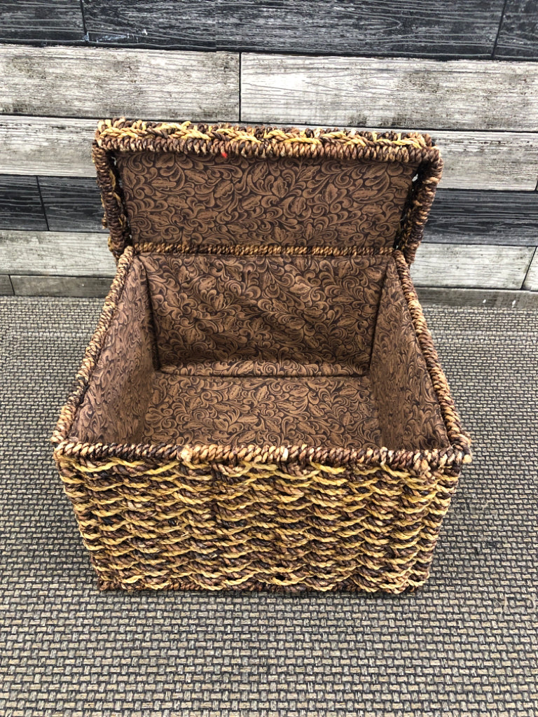 2 TONED LINED SQUARE BASKET W/LID.