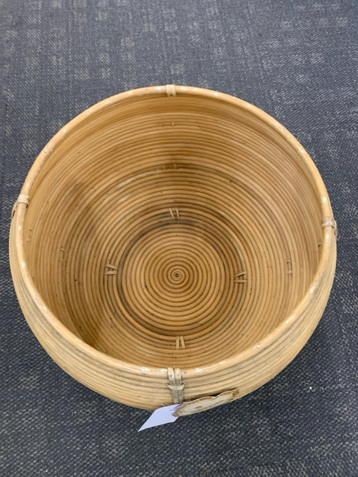 ROUND BAMBOO BASKET.