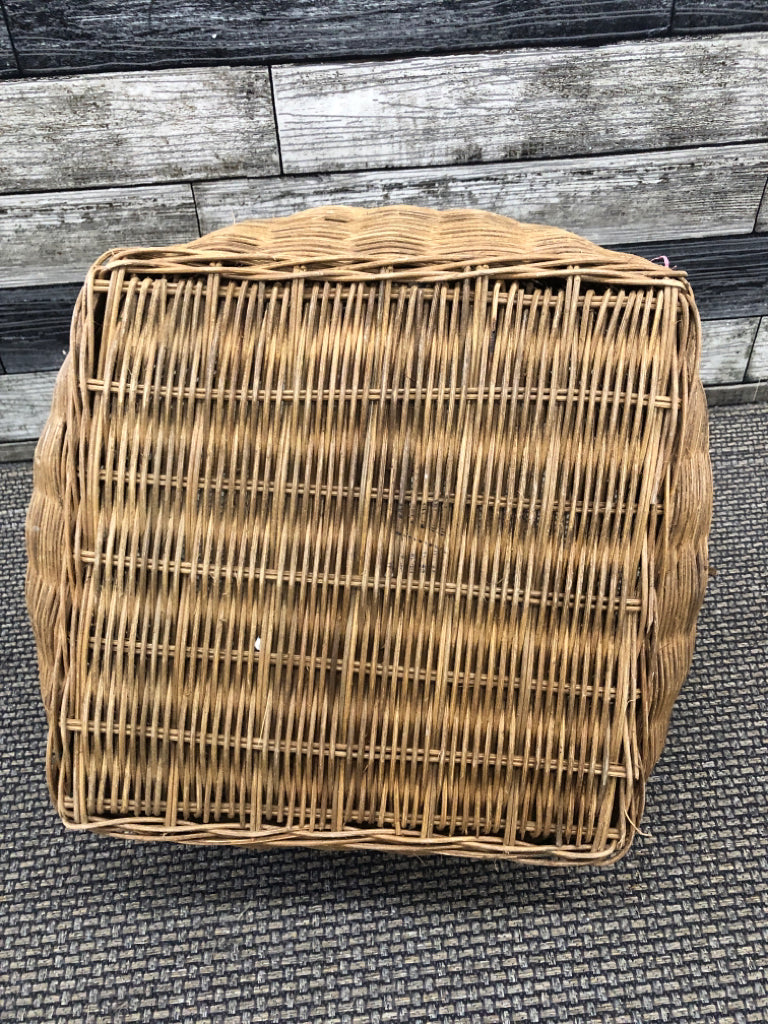 LARGE WOVEN SQUARE BOTTOM BASKET W HANDLE.