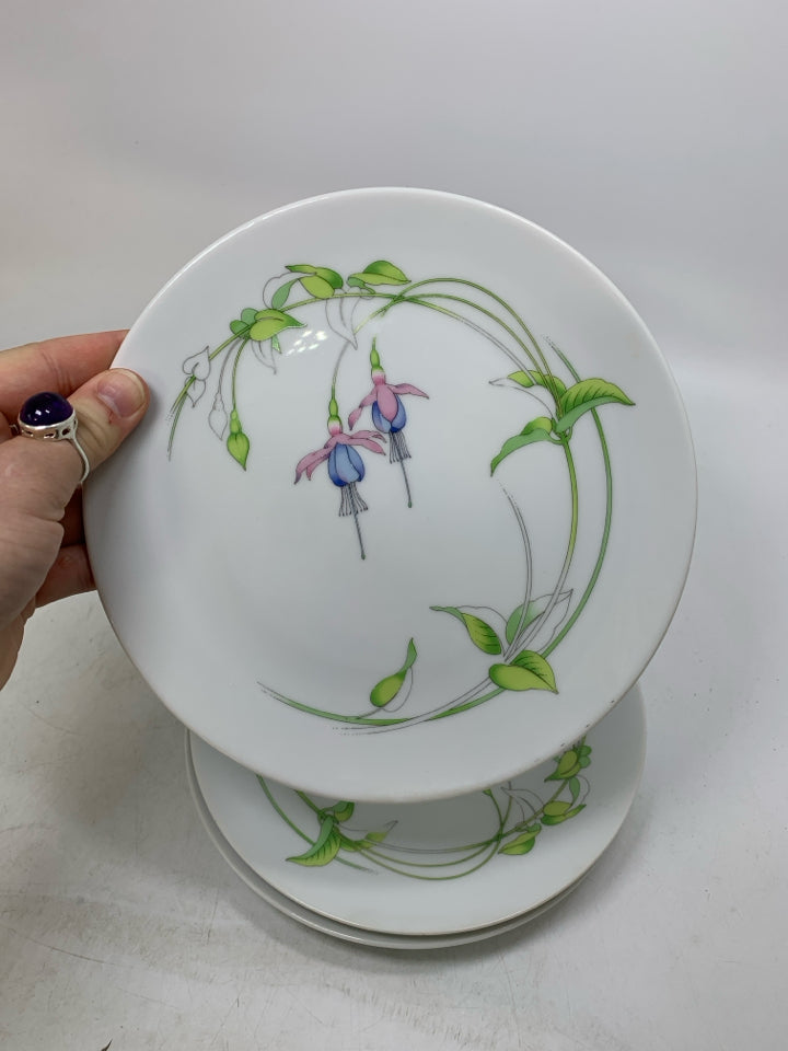 4 LONG STEM FLOWERS W/PINK & BLUE SALAD PLATES.