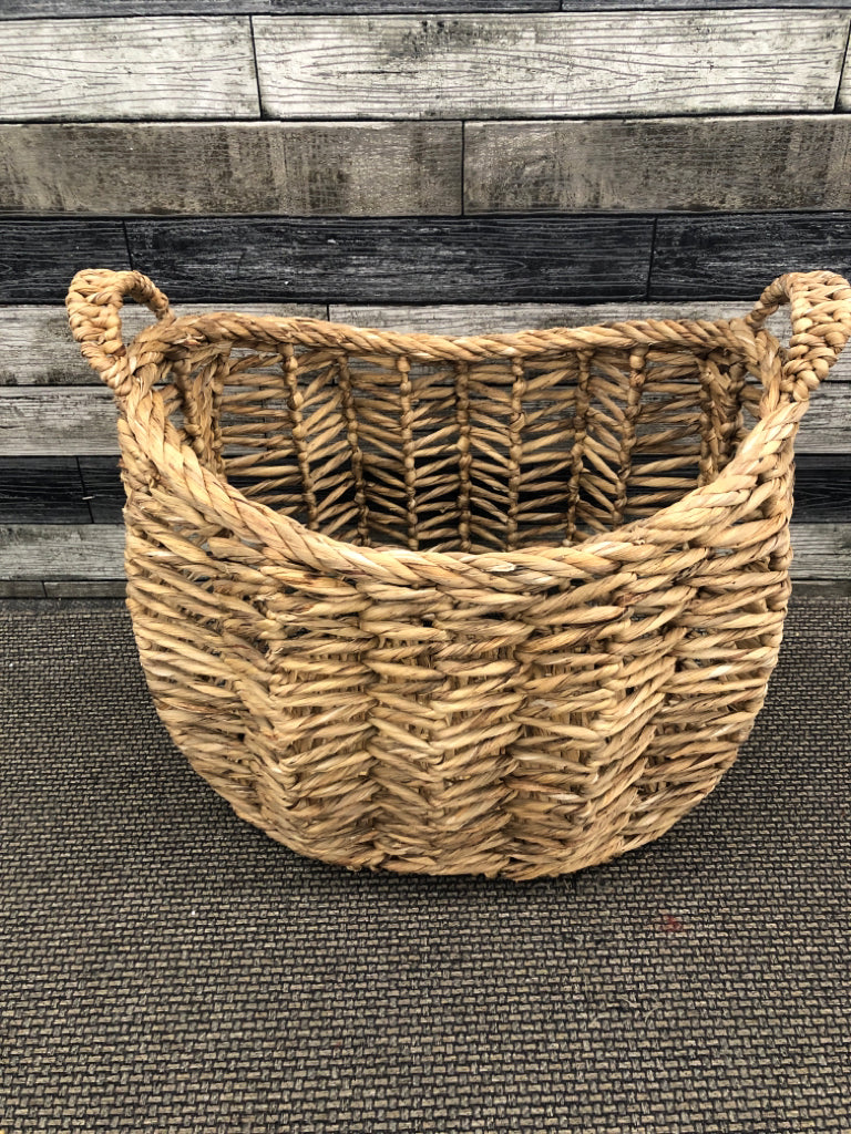 LG WOVEN WICKER BASKET.