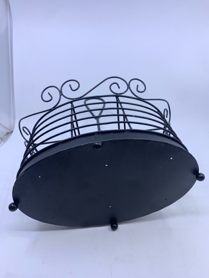 BLACK METAL DIVIDED OVAL UTENSIL HOLDER W/ HANDLE IN CENTER.